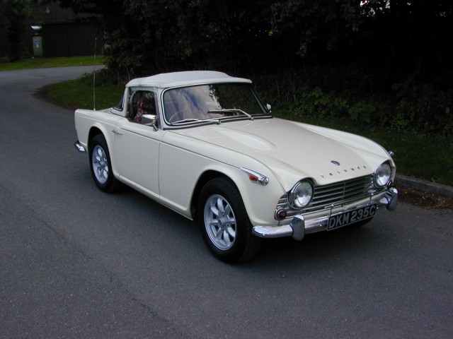 TRIUMPH TR4 Ref 8660 - Triumph TR4a IRS Surrey Top - Fast road spec -(RHD - UK Car) (1965)