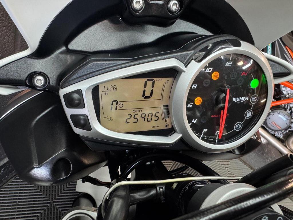 TRIUMPH STREET TRIPLE 675