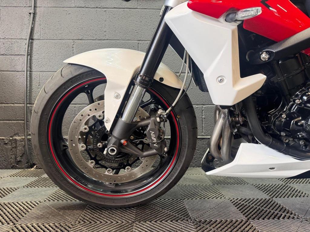 TRIUMPH STREET TRIPLE 675