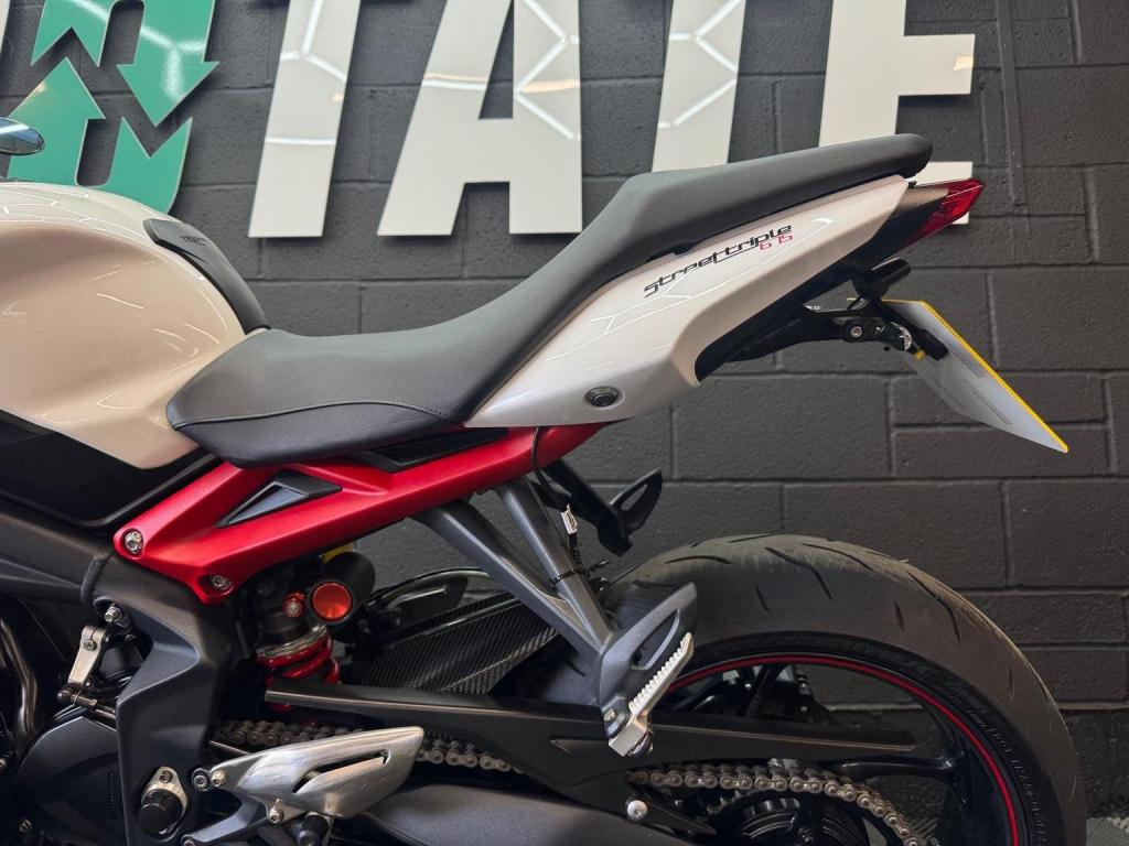 TRIUMPH STREET TRIPLE 675