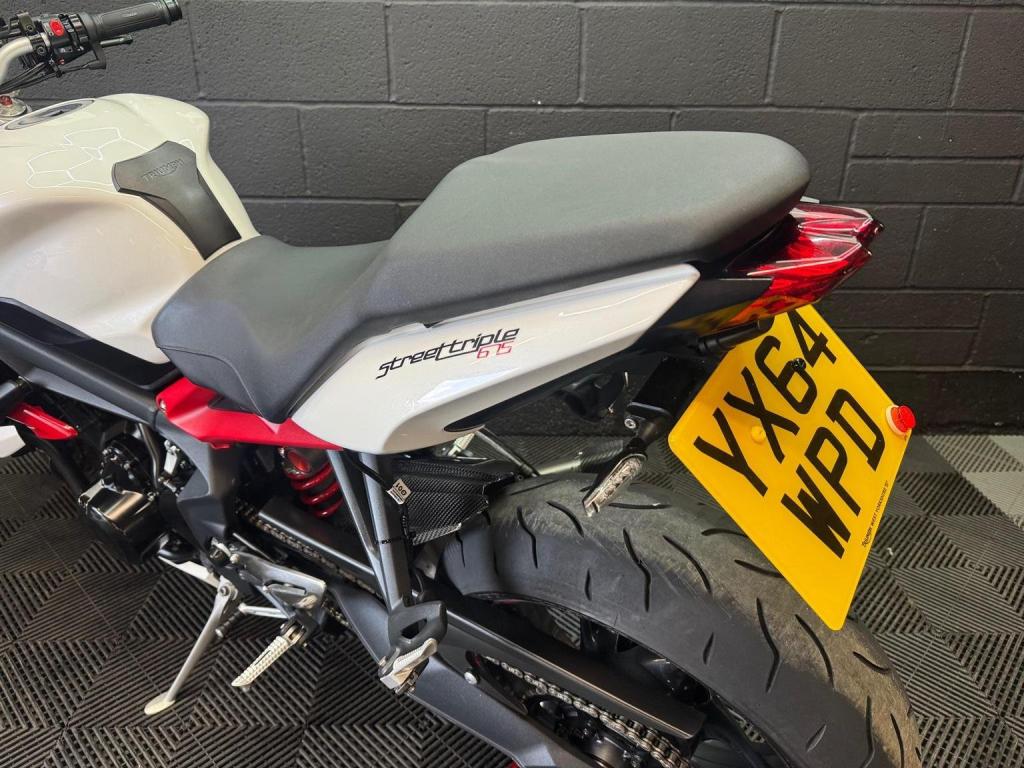 TRIUMPH STREET TRIPLE 675