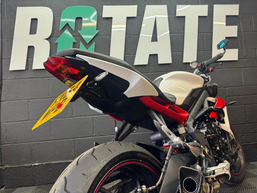 TRIUMPH STREET TRIPLE 675