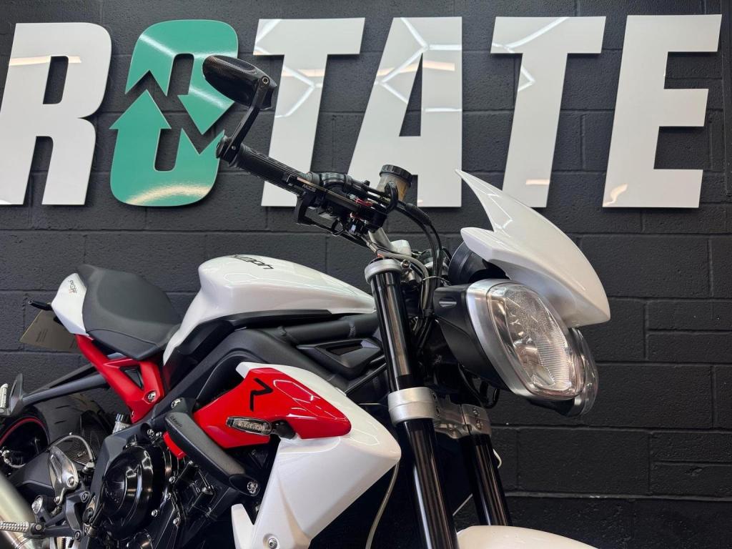 TRIUMPH STREET TRIPLE 675