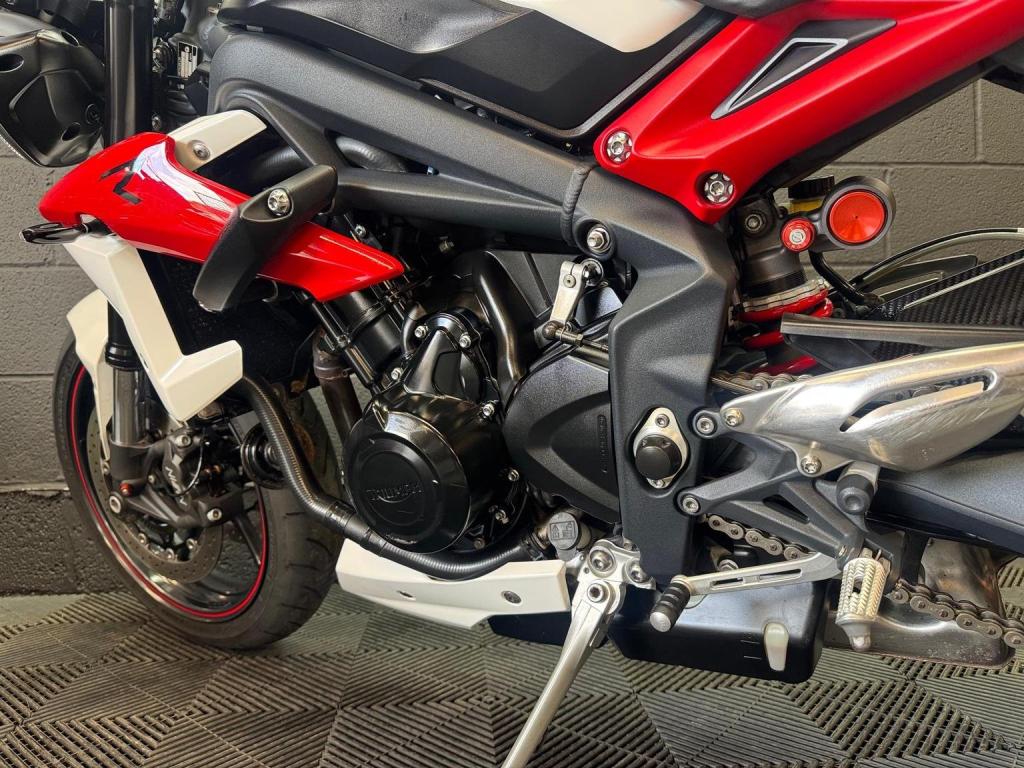 TRIUMPH STREET TRIPLE 675
