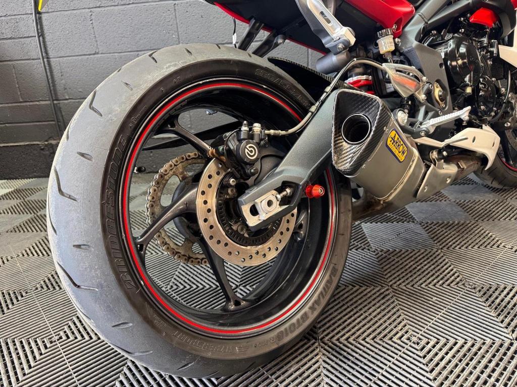 TRIUMPH STREET TRIPLE 675