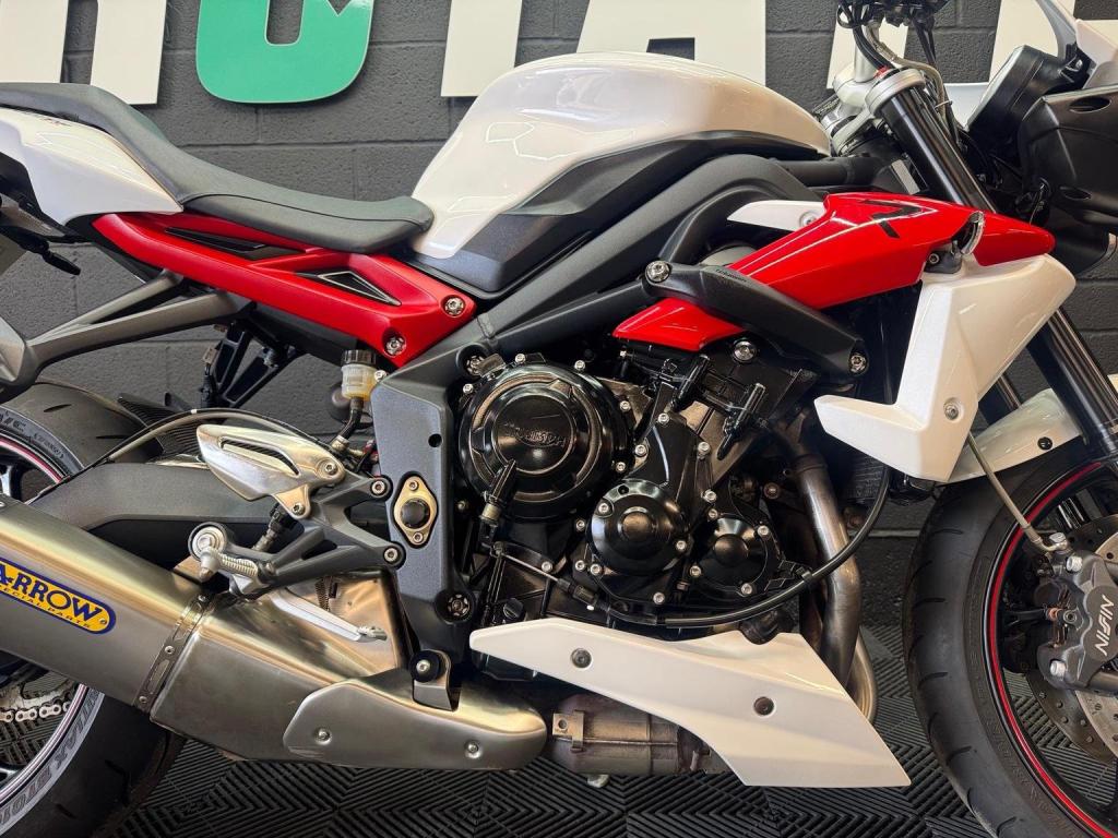 TRIUMPH STREET TRIPLE 675