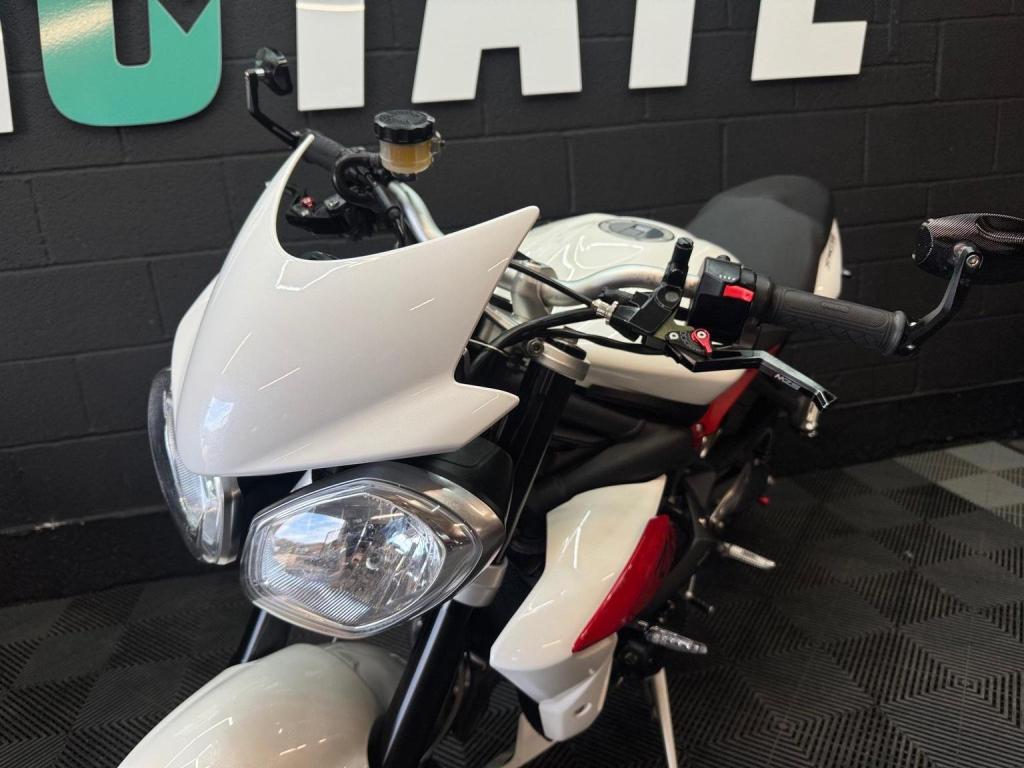 TRIUMPH STREET TRIPLE 675