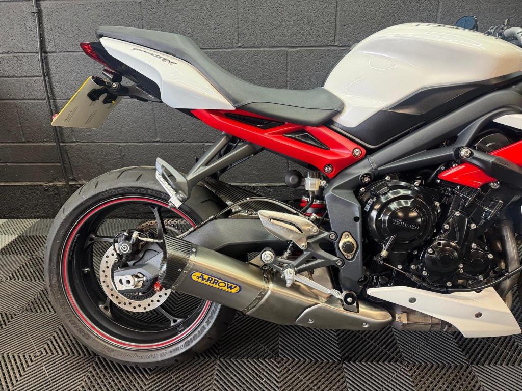 TRIUMPH STREET TRIPLE 675