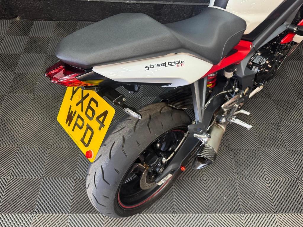TRIUMPH STREET TRIPLE 675