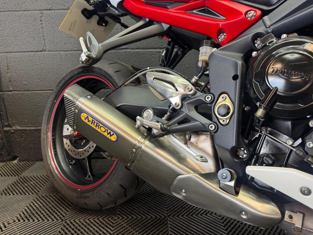 TRIUMPH STREET TRIPLE 675