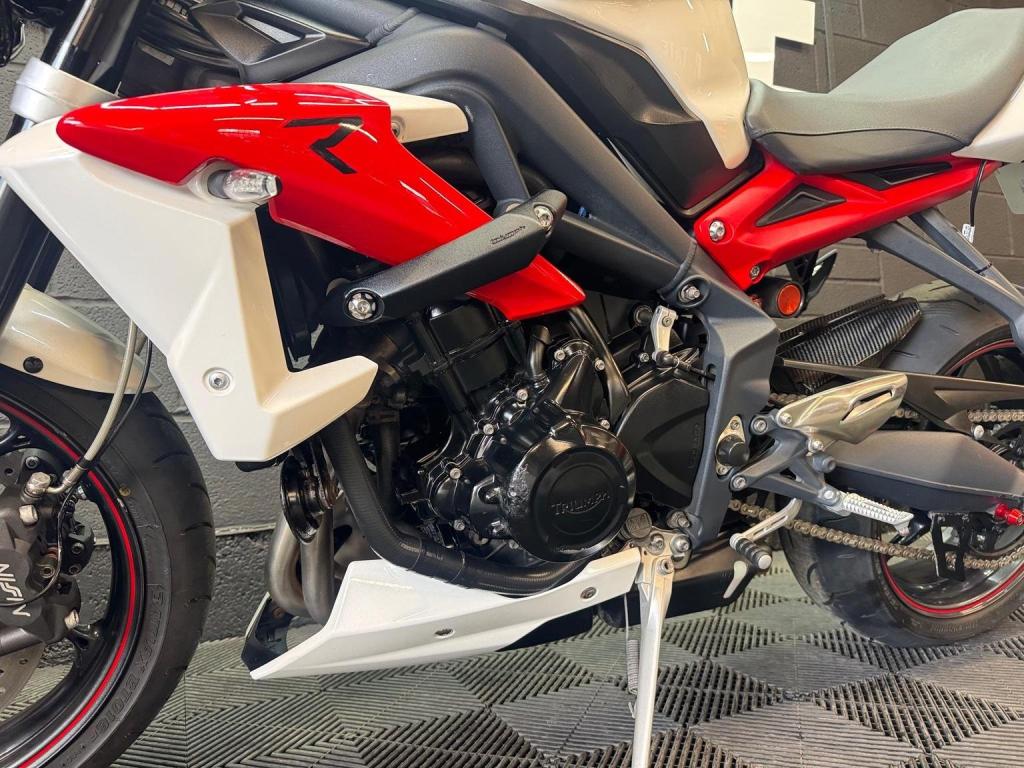 TRIUMPH STREET TRIPLE 675