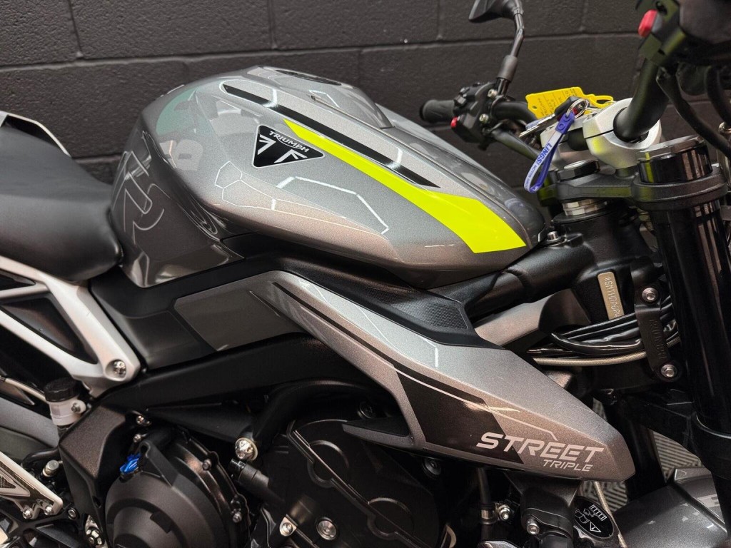 TRIUMPH STREET TRIPLE 765