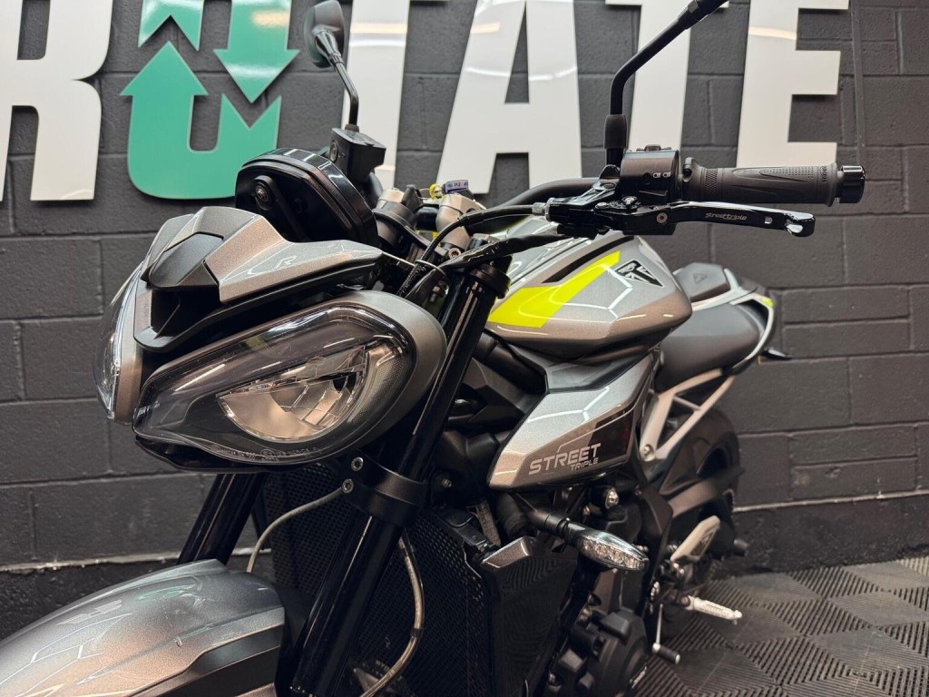 TRIUMPH STREET TRIPLE 765