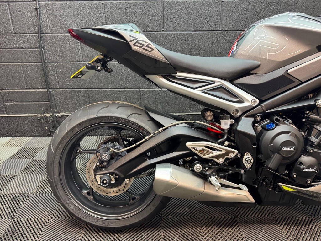 TRIUMPH STREET TRIPLE 765