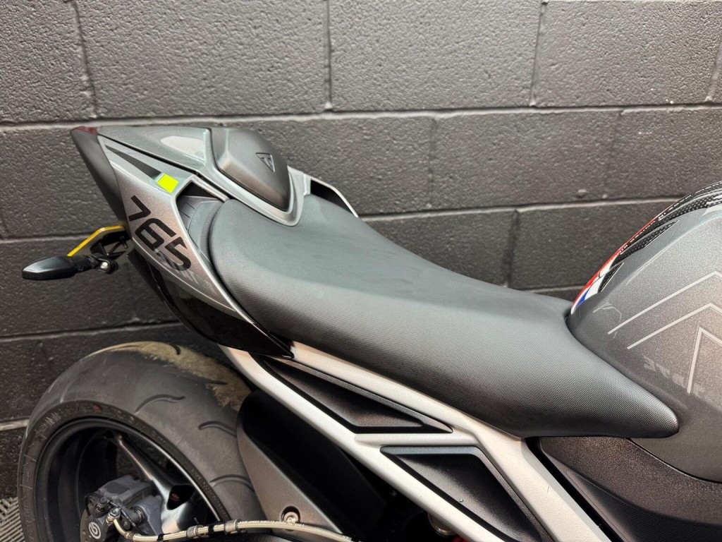 TRIUMPH STREET TRIPLE 765