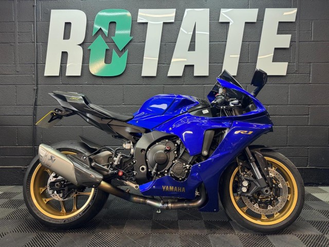 YAMAHA R1