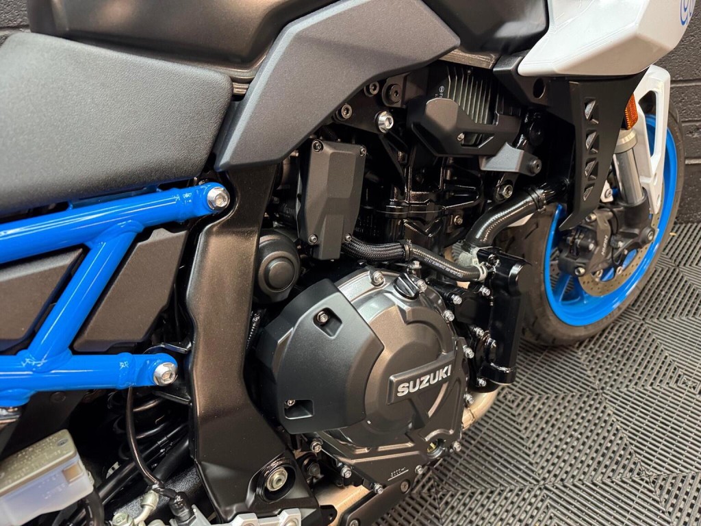 SUZUKI GSX-8S