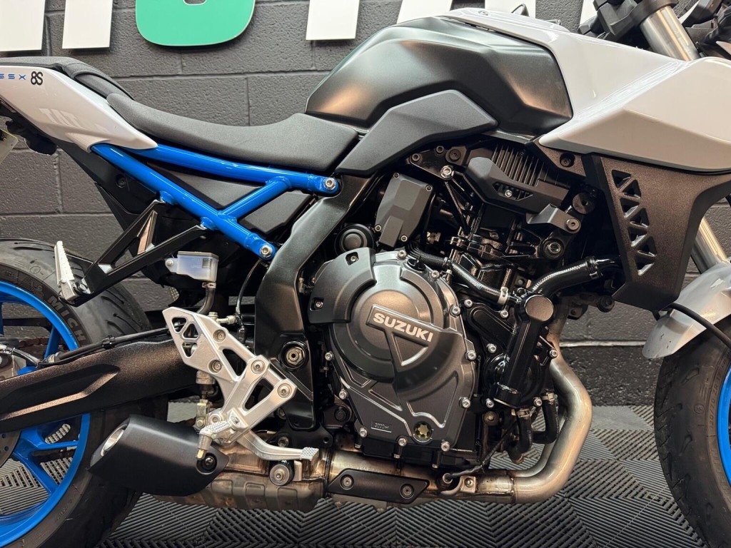SUZUKI GSX-8S