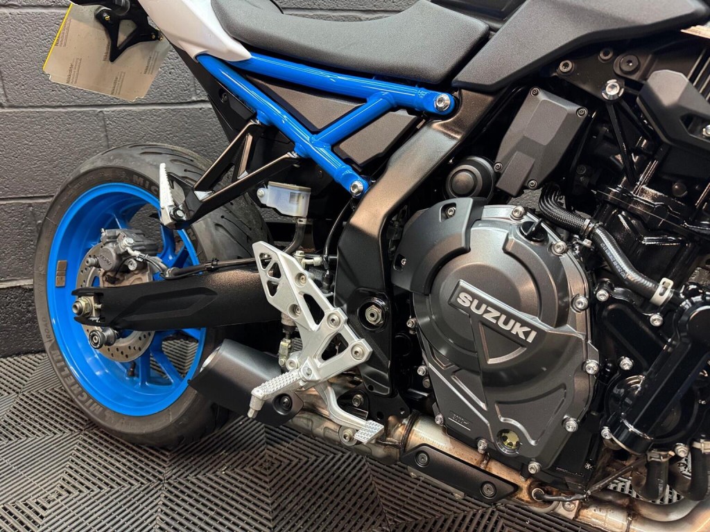 SUZUKI GSX-8S