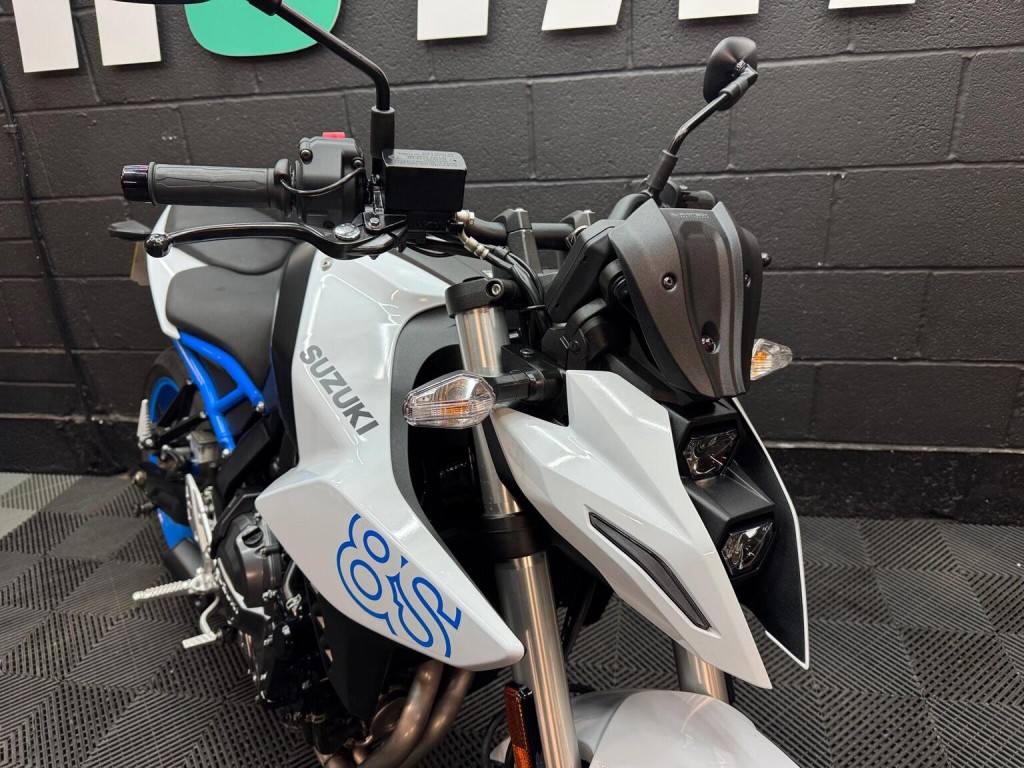 SUZUKI GSX-8S
