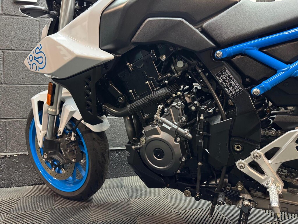 SUZUKI GSX-8S