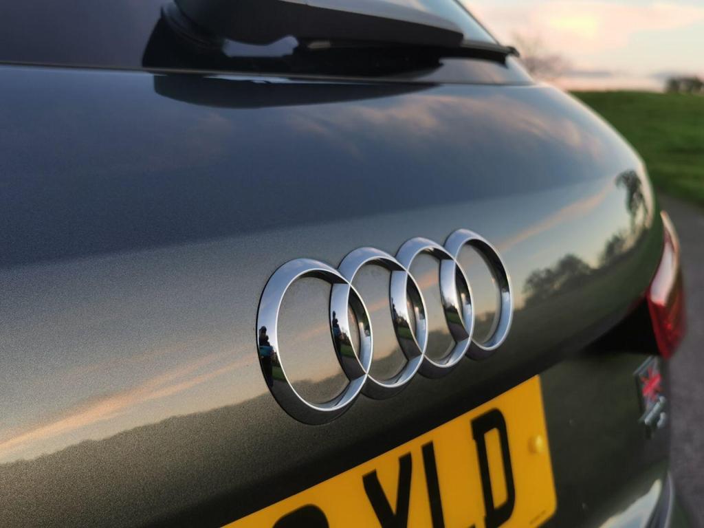 AUDI Q3 2.0 TDI S line Edition  2018