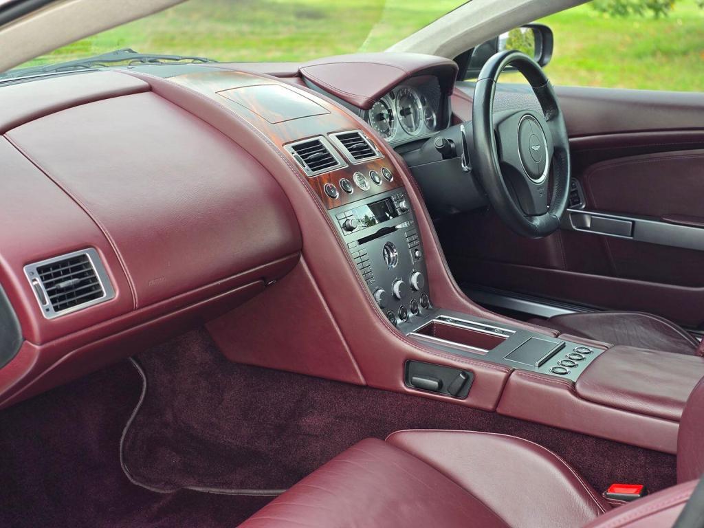 ASTON MARTIN DB9 5.9 2005