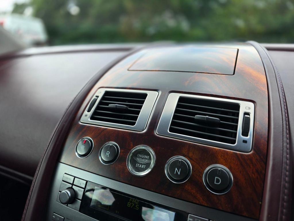 ASTON MARTIN DB9 5.9 2005