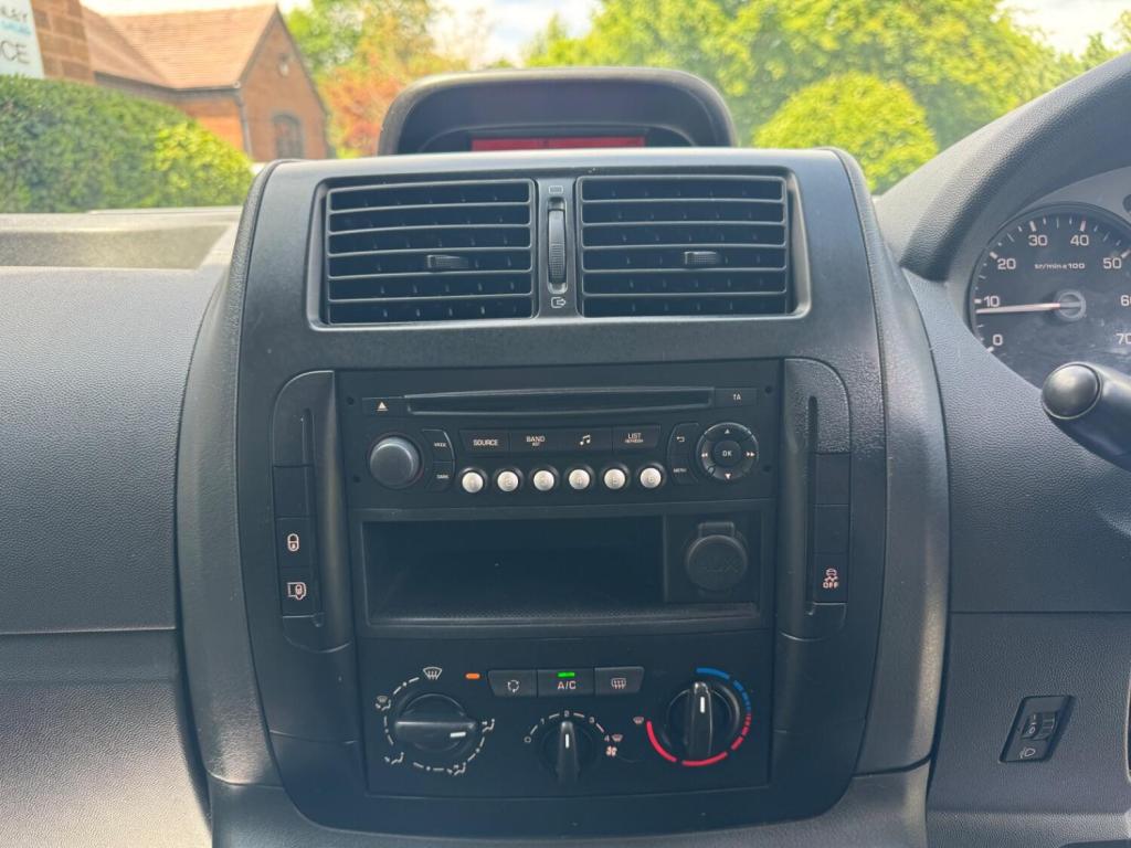 PEUGEOT EXPERT 1.6 HDi Professional L1 H1 4dr 2017