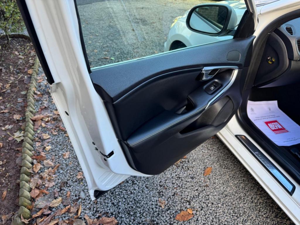 VOLVO V40 2.0 D2 R-Design Euro 6 (s/s) 5dr 2016