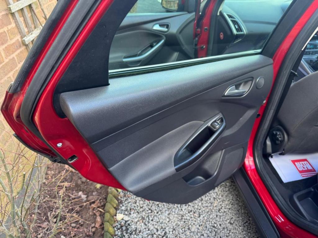 FORD FOCUS 1.0T EcoBoost Titanium Euro 5 (s/s) 5dr 2012