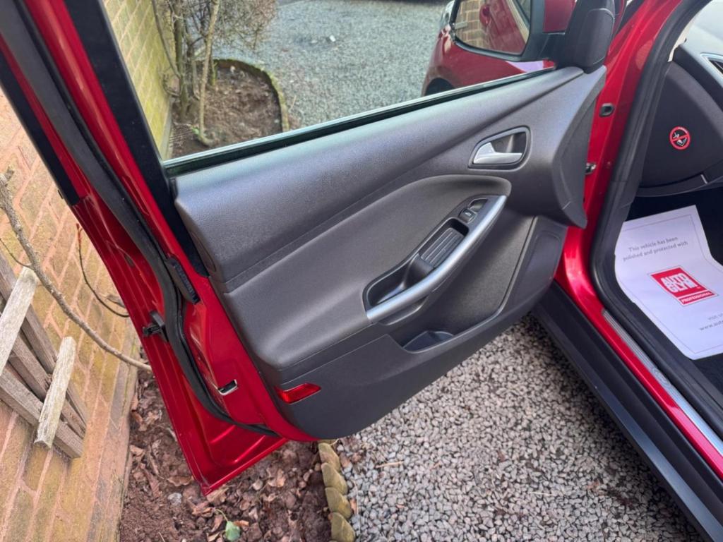 FORD FOCUS 1.0T EcoBoost Titanium Euro 5 (s/s) 5dr 2012