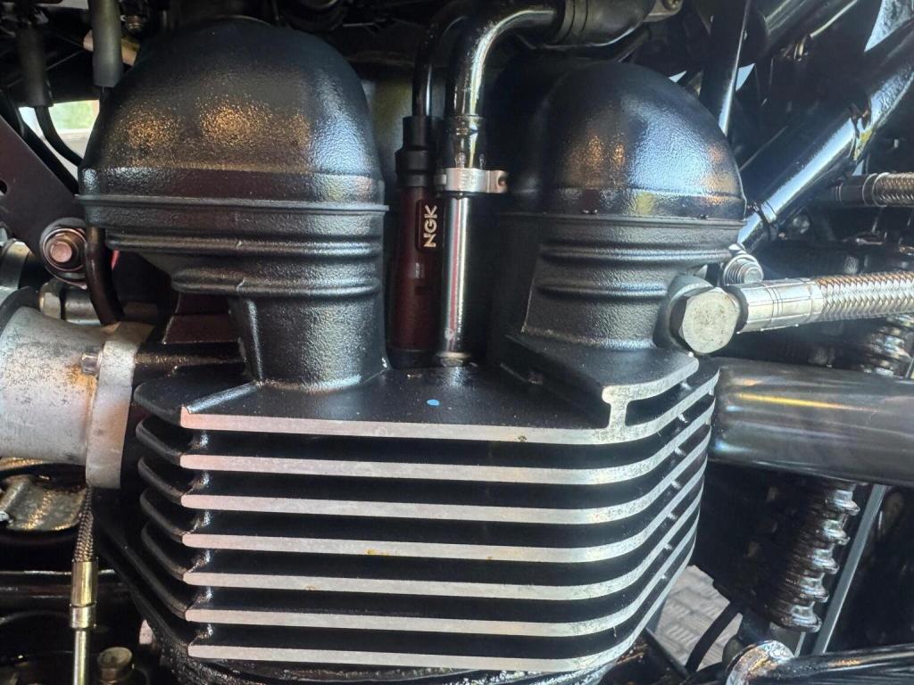 TRIUMPH BONNEVILLE 865 865 2011