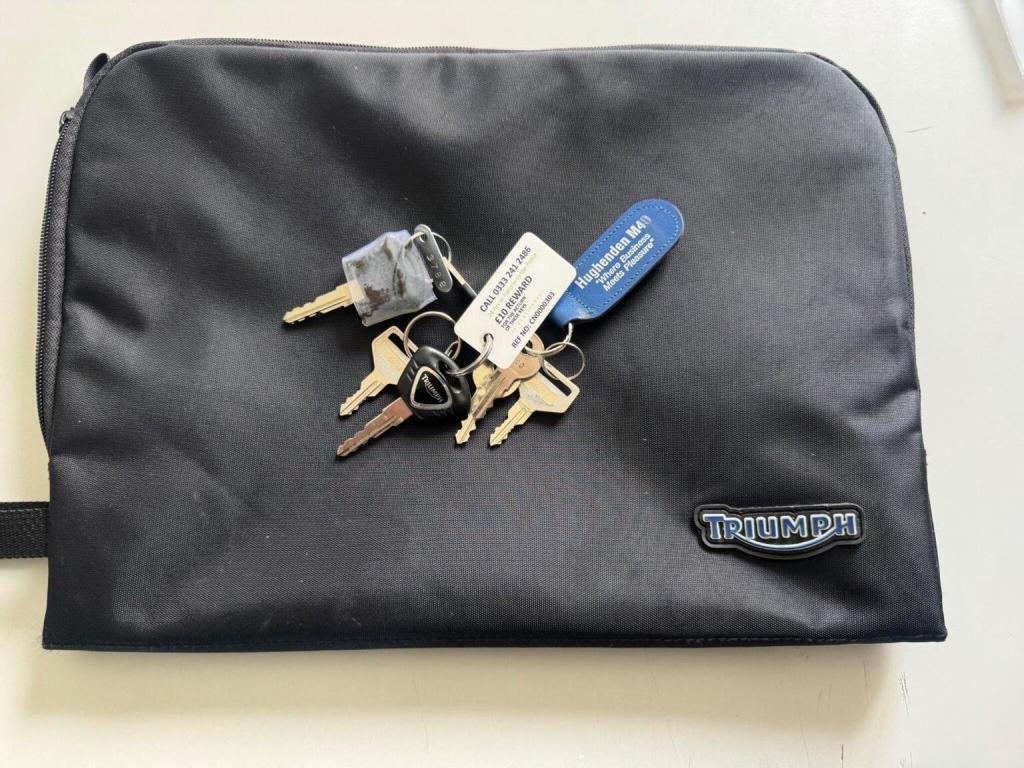 TRIUMPH BONNEVILLE 865 865 2011