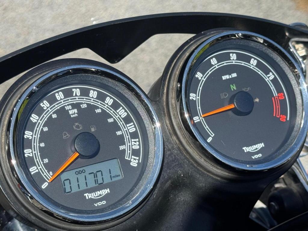 TRIUMPH BONNEVILLE 865 865 2011