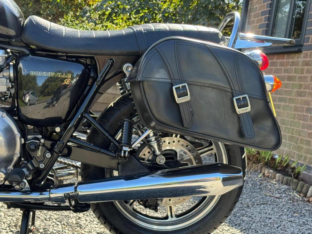 TRIUMPH BONNEVILLE 865 865 2011