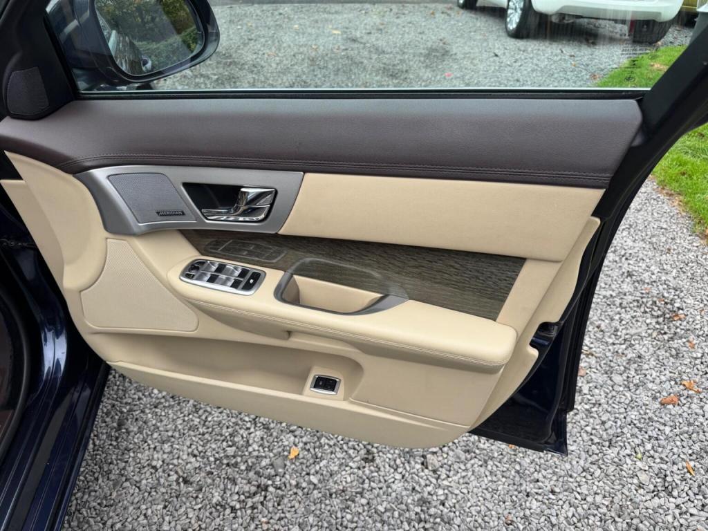 JAGUAR XF 3.0d V6 Premium Luxury Auto Euro 5 (s/s) 4dr 2015