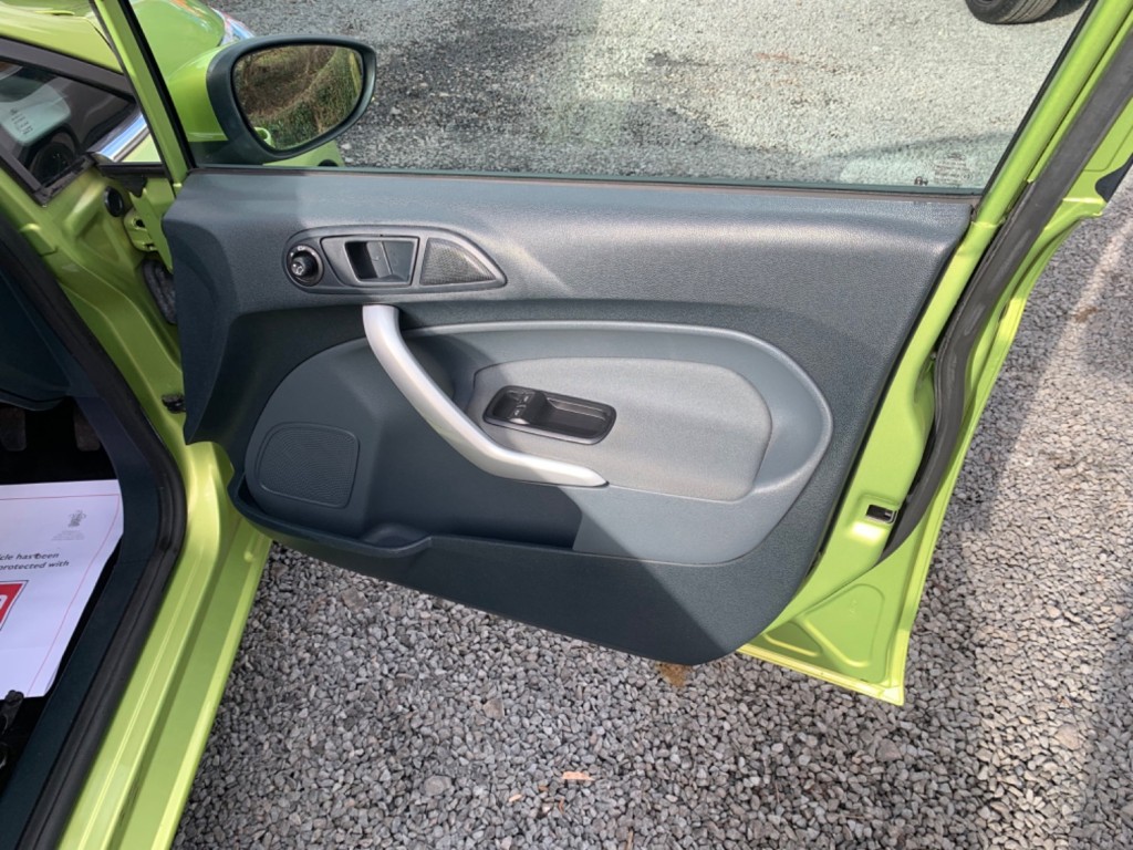 FORD FIESTA TITANIUM 2010